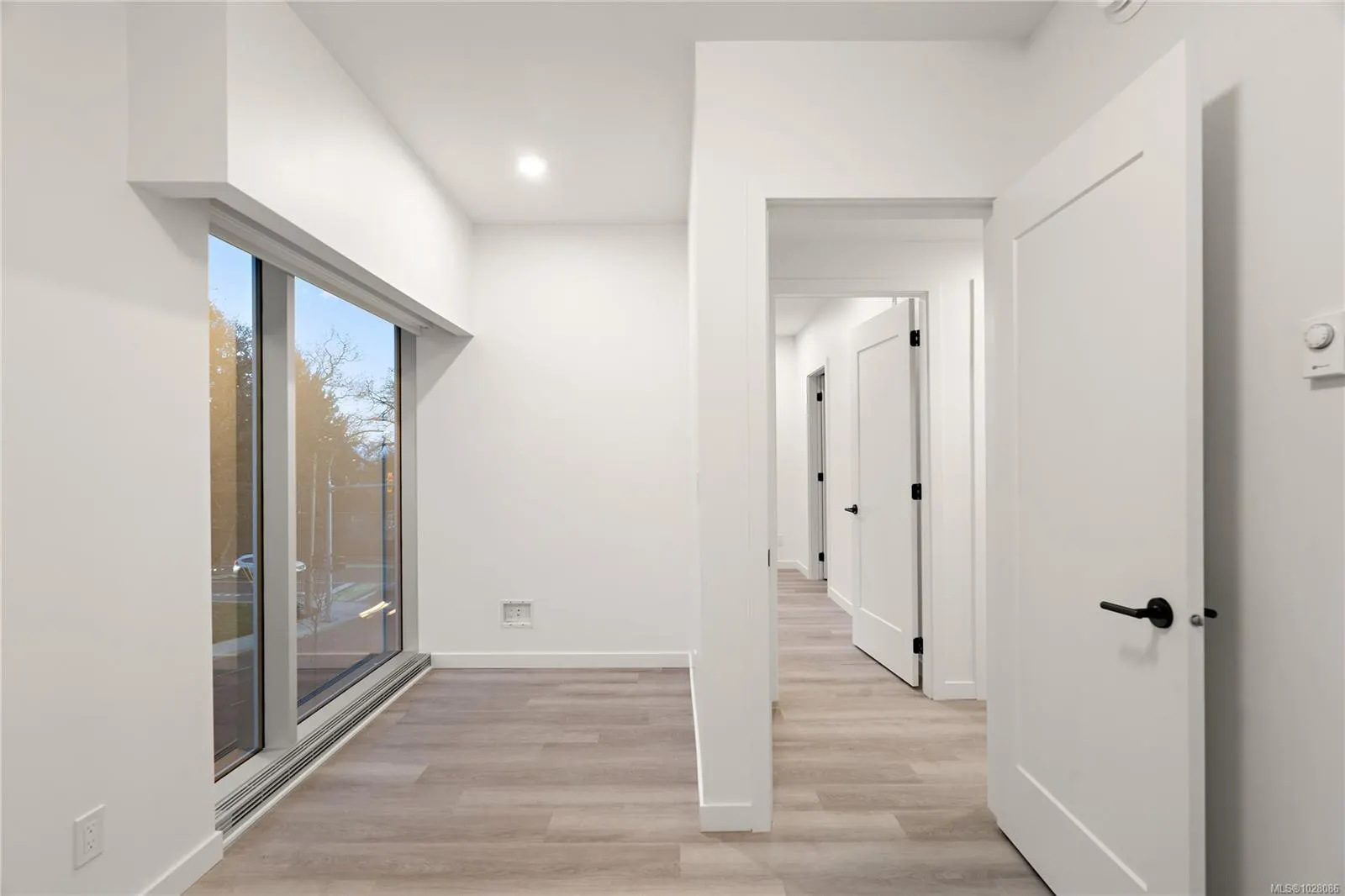1102 Esquimalt Rd