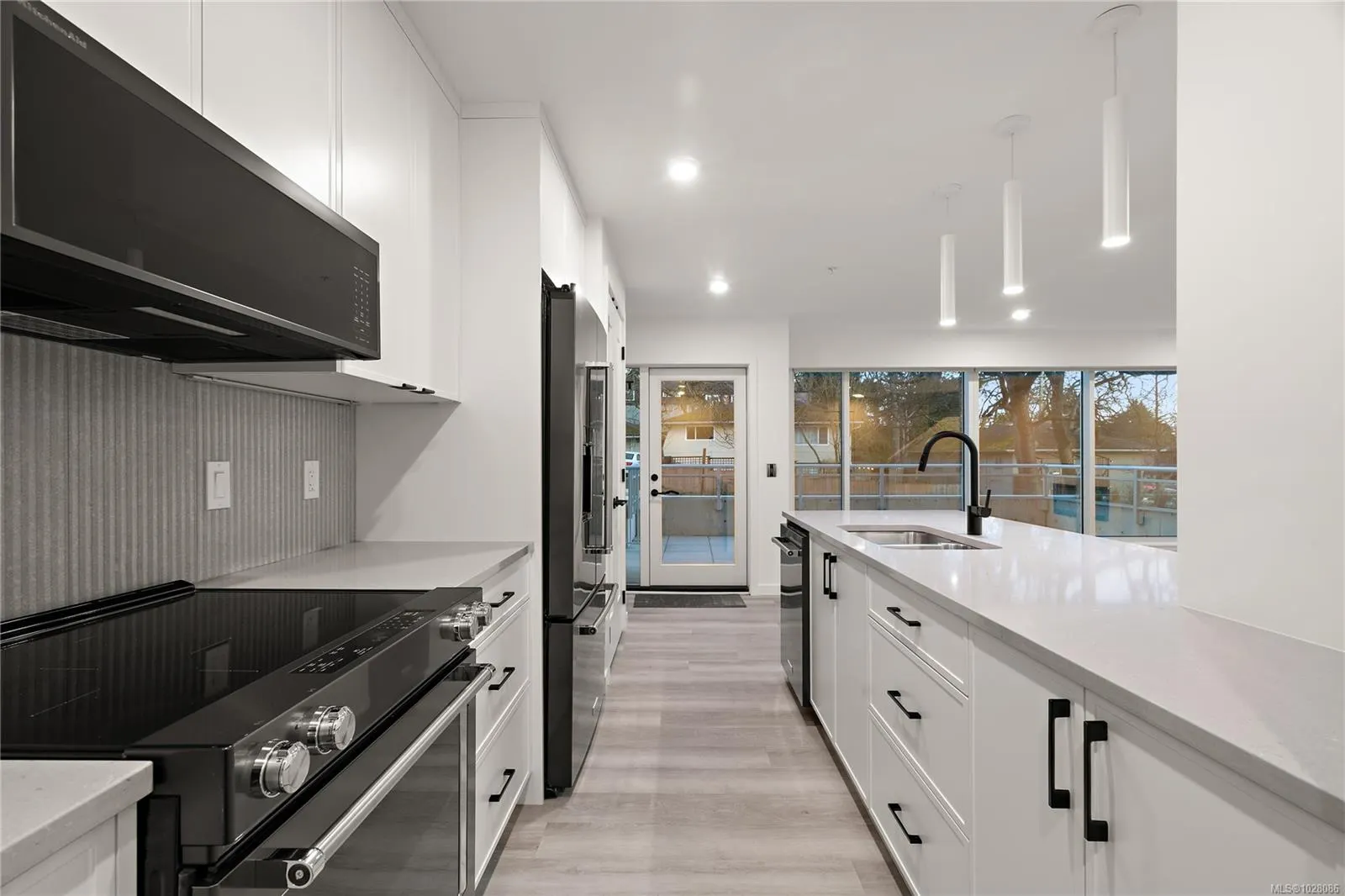 1102 Esquimalt Rd