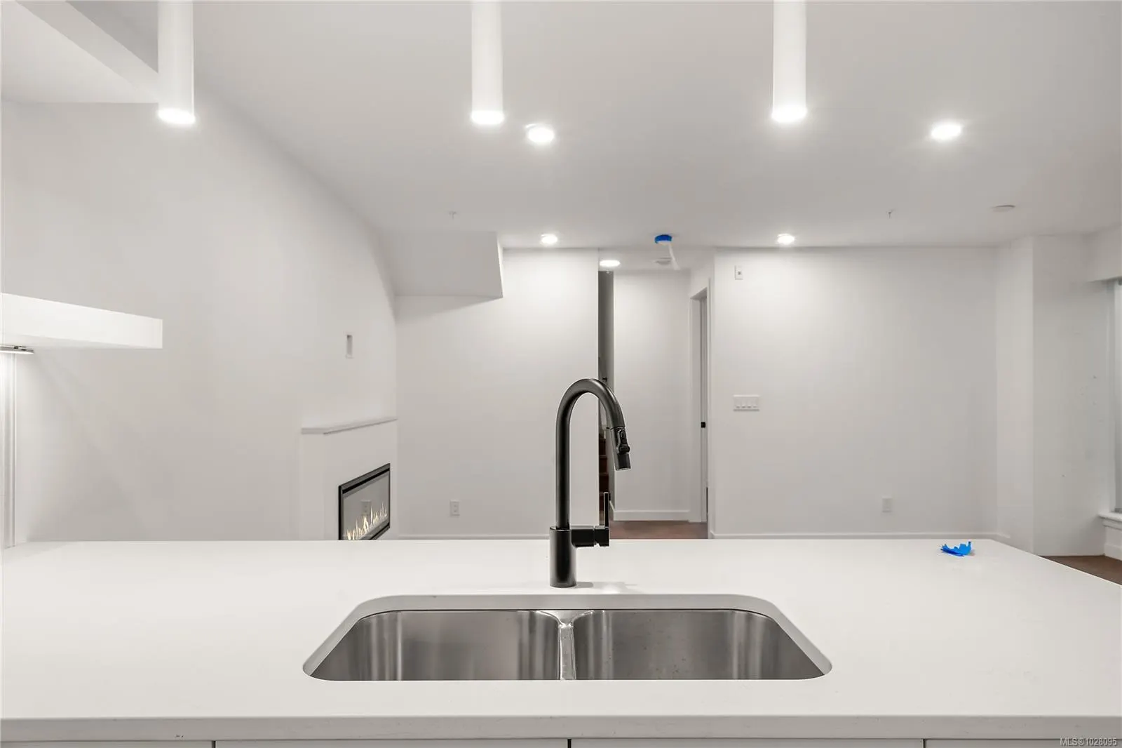 1102 Esquimalt Rd