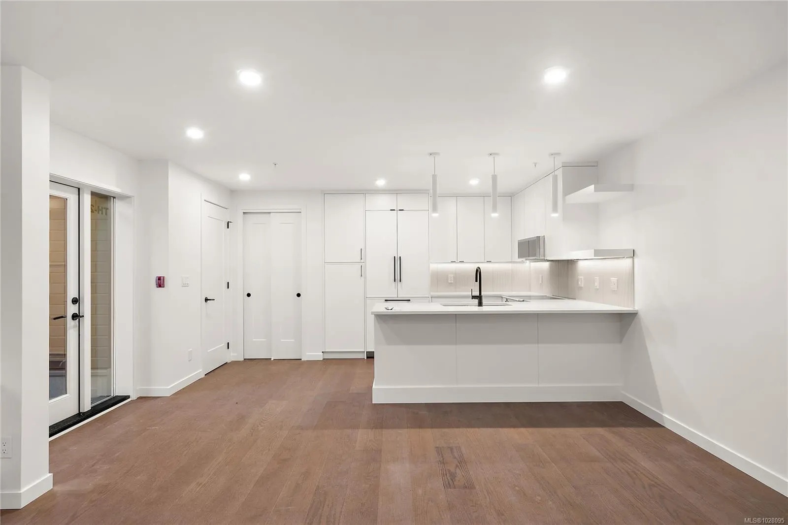 1102 Esquimalt Rd