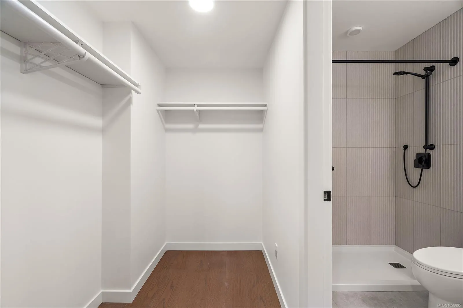 1102 Esquimalt Rd