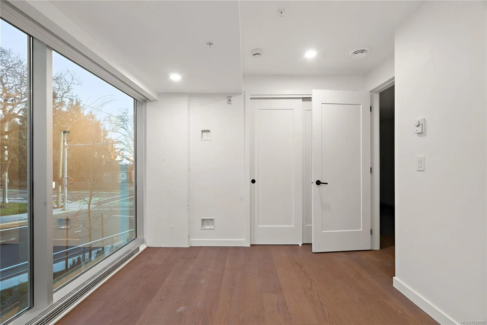 1102 Esquimalt Rd