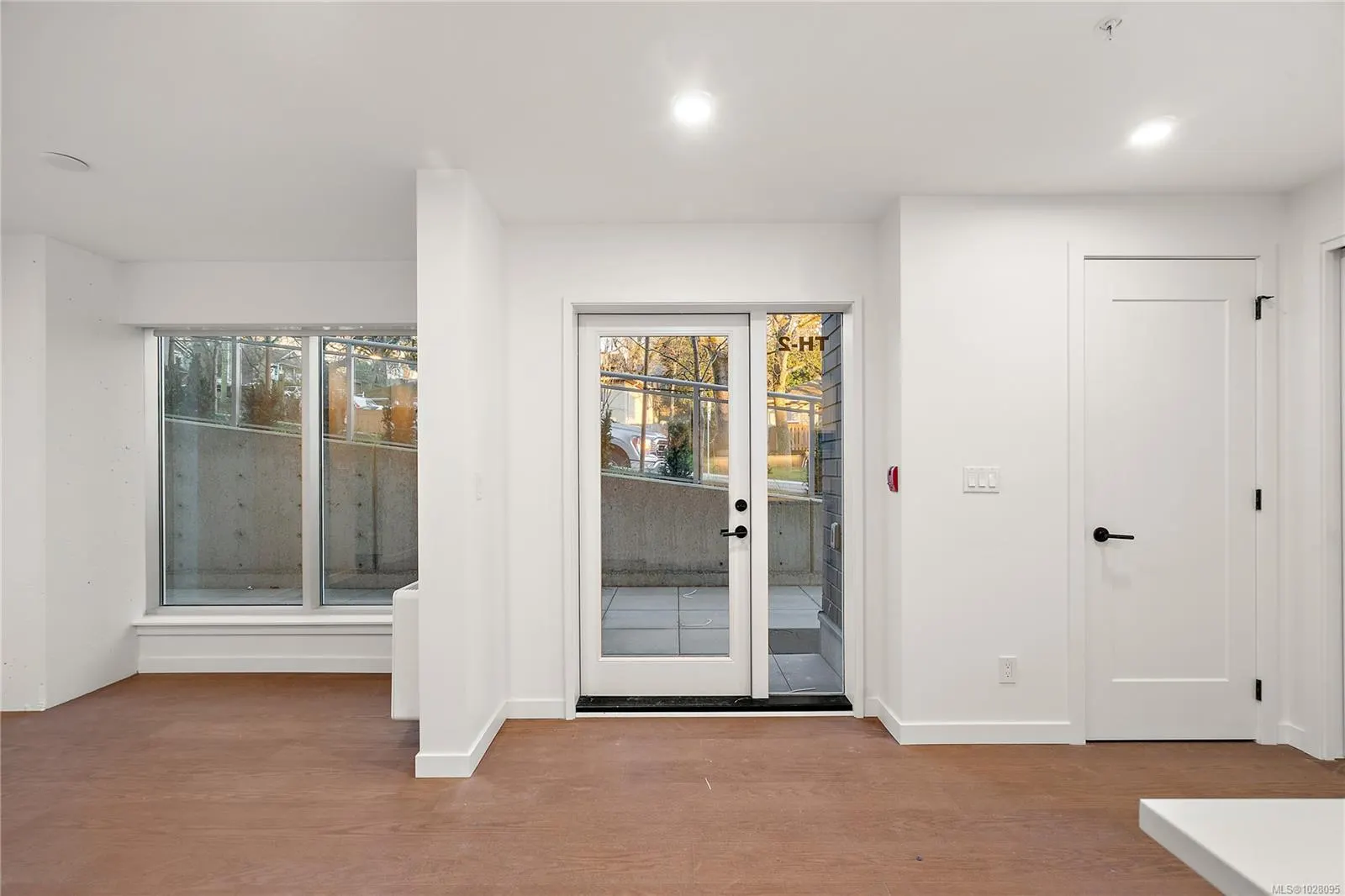 1102 Esquimalt Rd