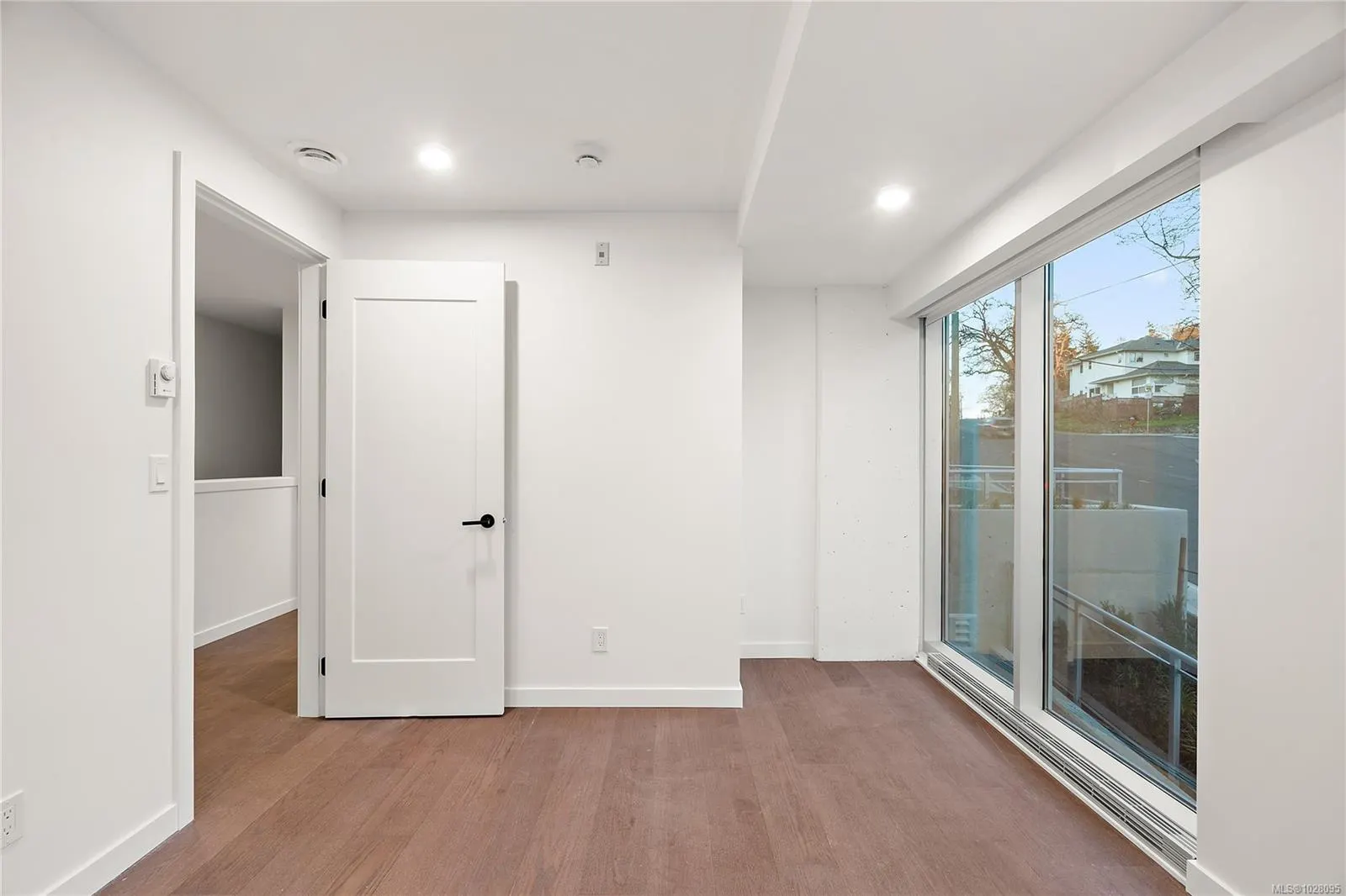 1102 Esquimalt Rd