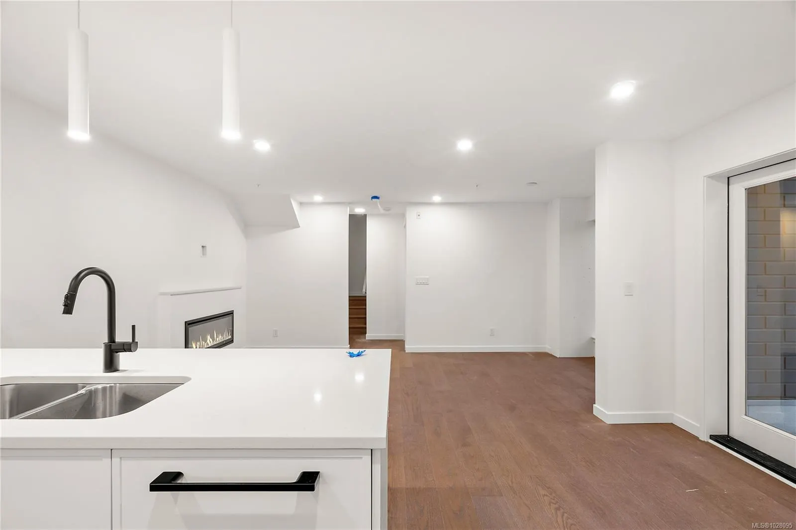 1102 Esquimalt Rd