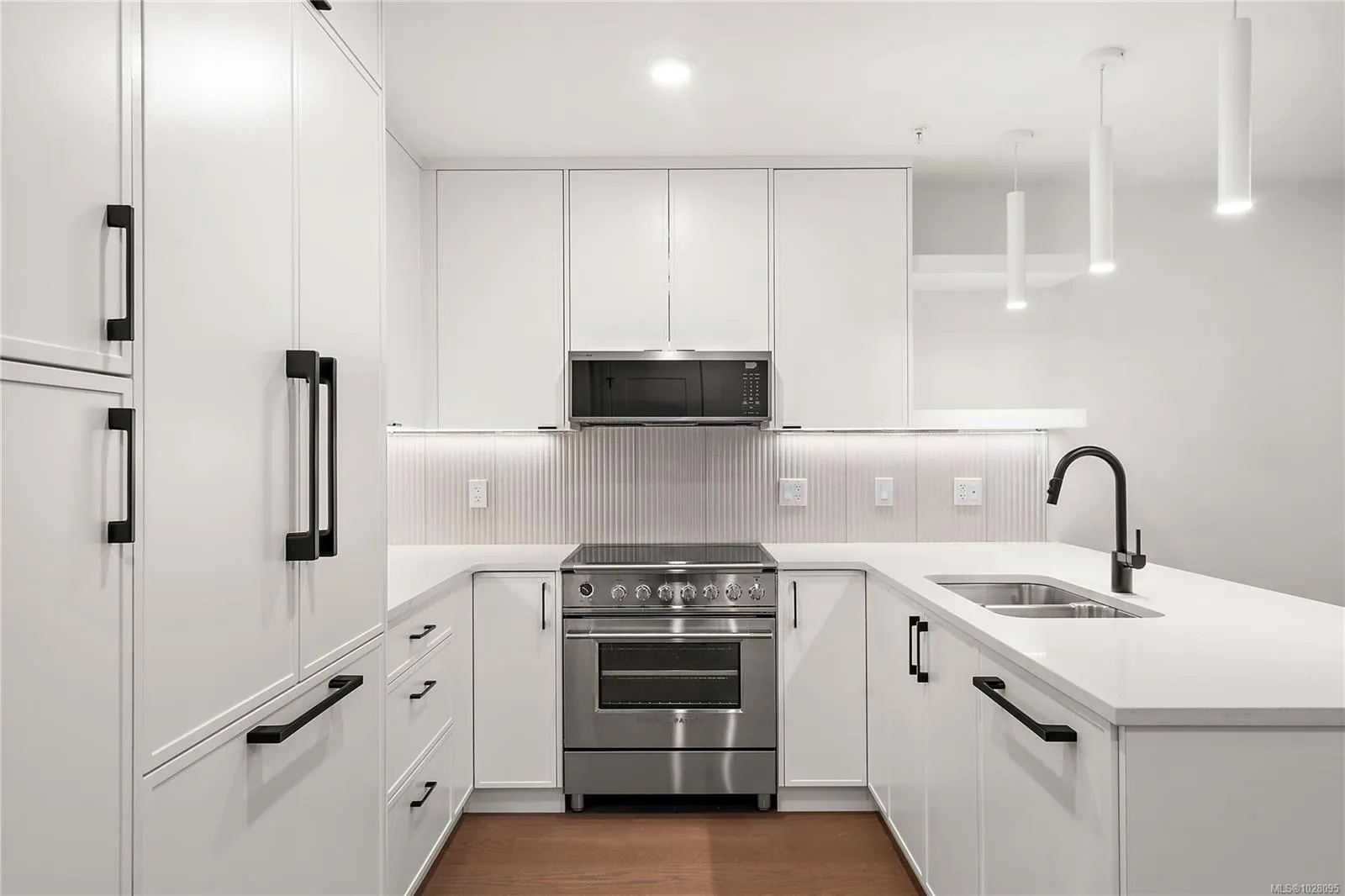 1102 Esquimalt Rd