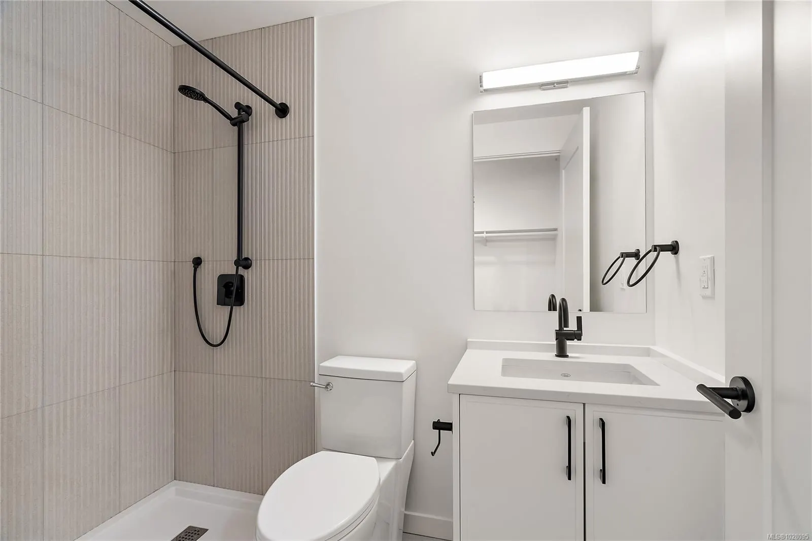 1102 Esquimalt Rd