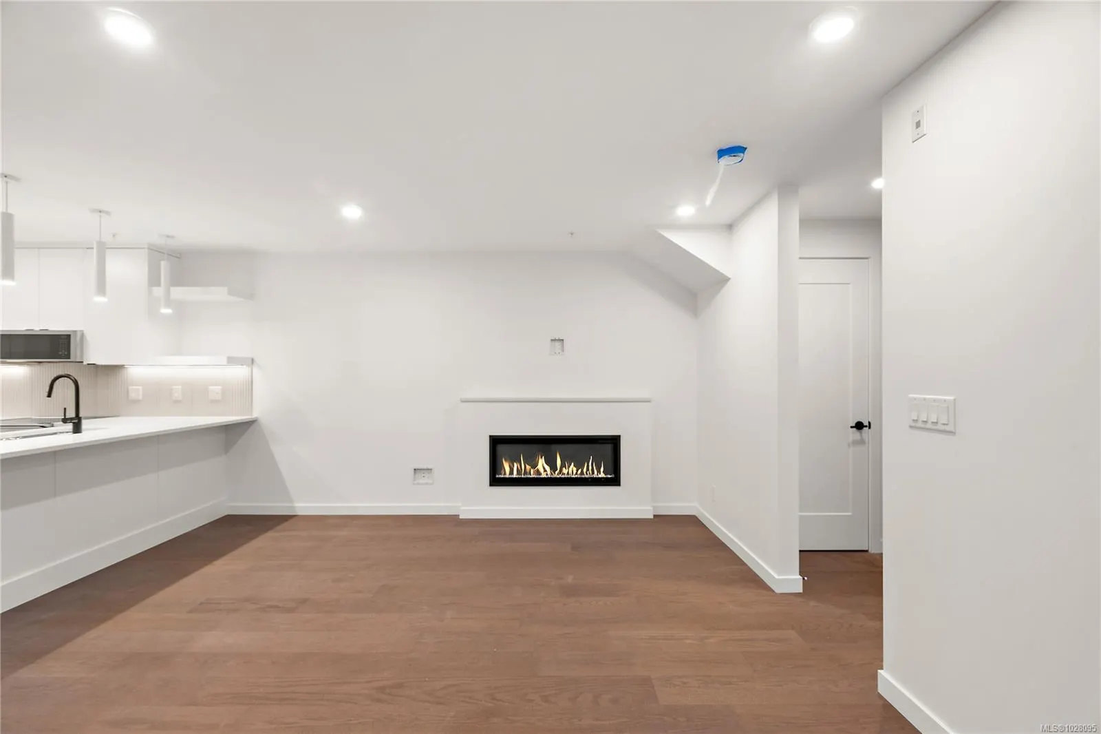 1102 Esquimalt Rd