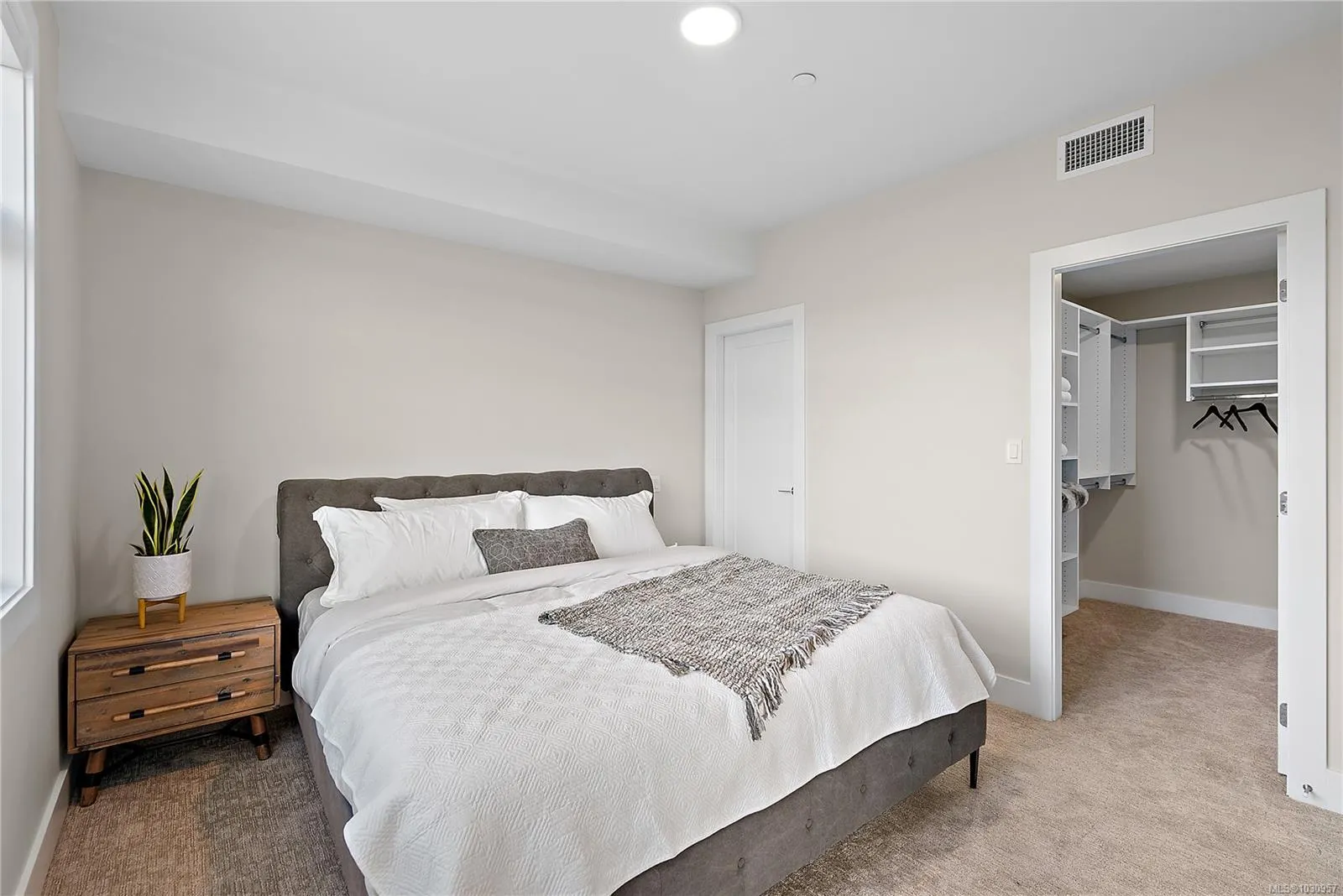 2520 Hackett Cres