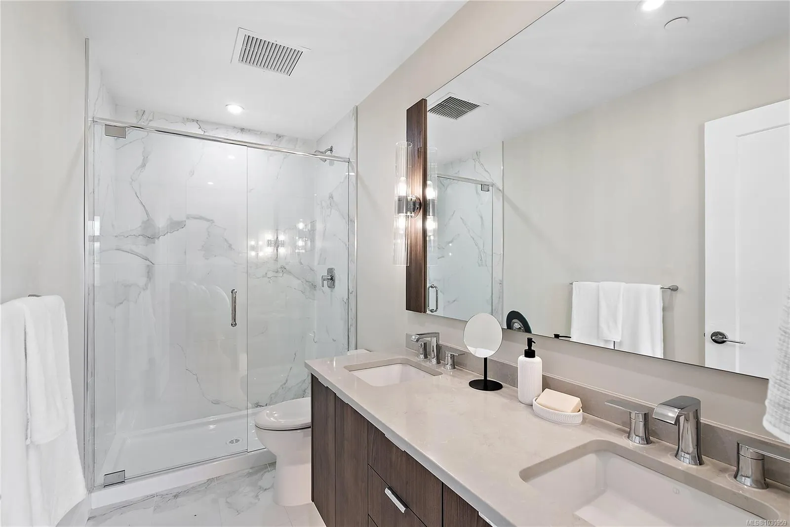 2520 Hackett Cres