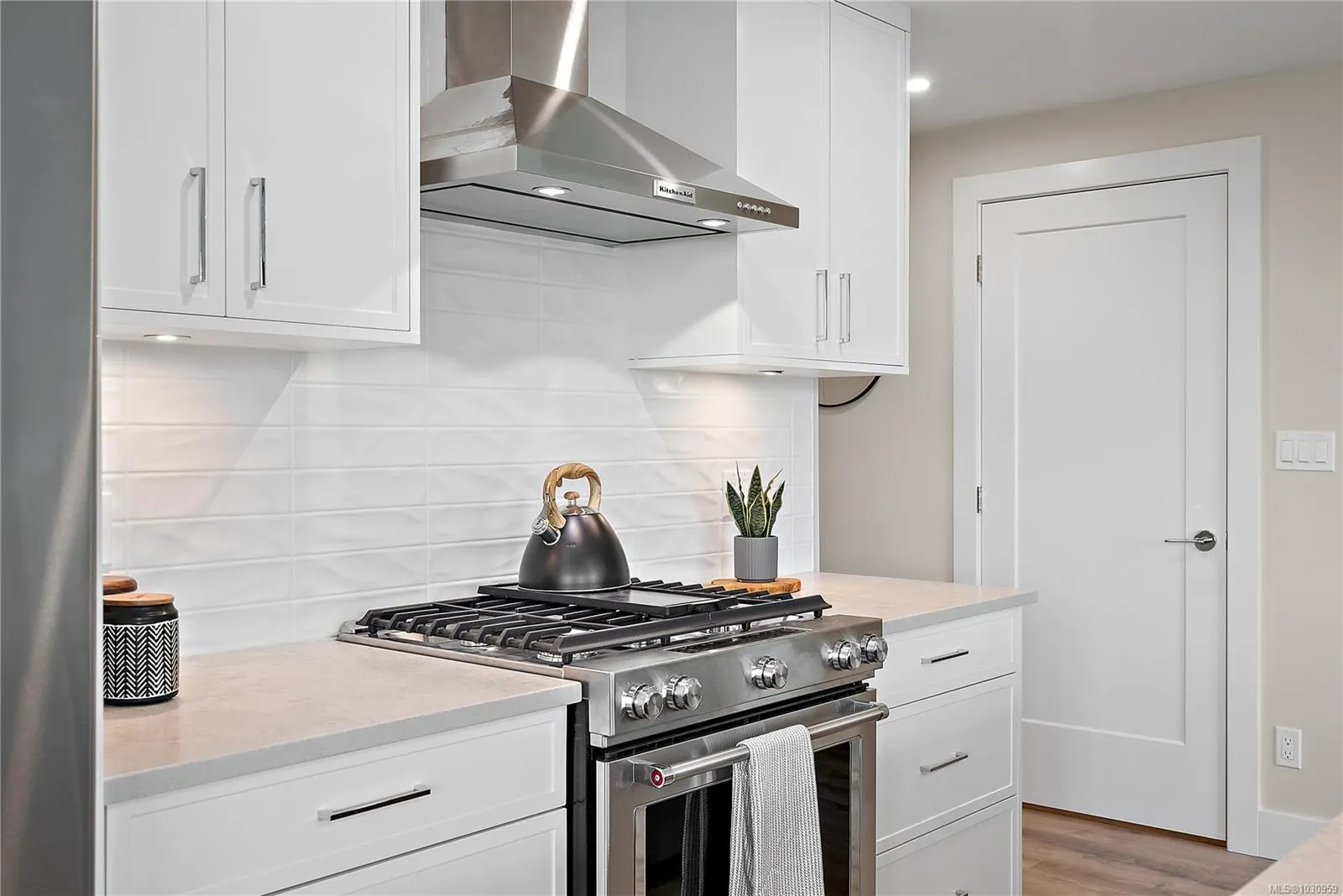 2520 Hackett Cres