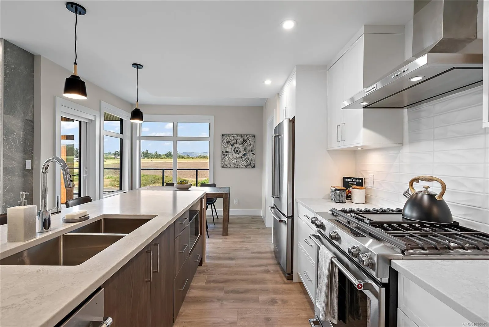 2520 Hackett Cres