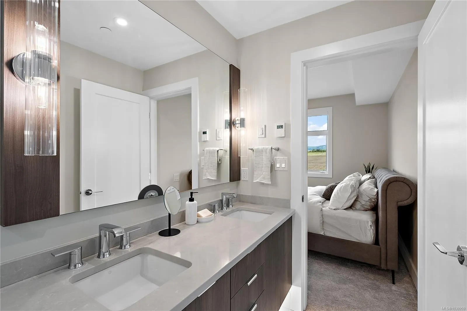 2520 Hackett Cres
