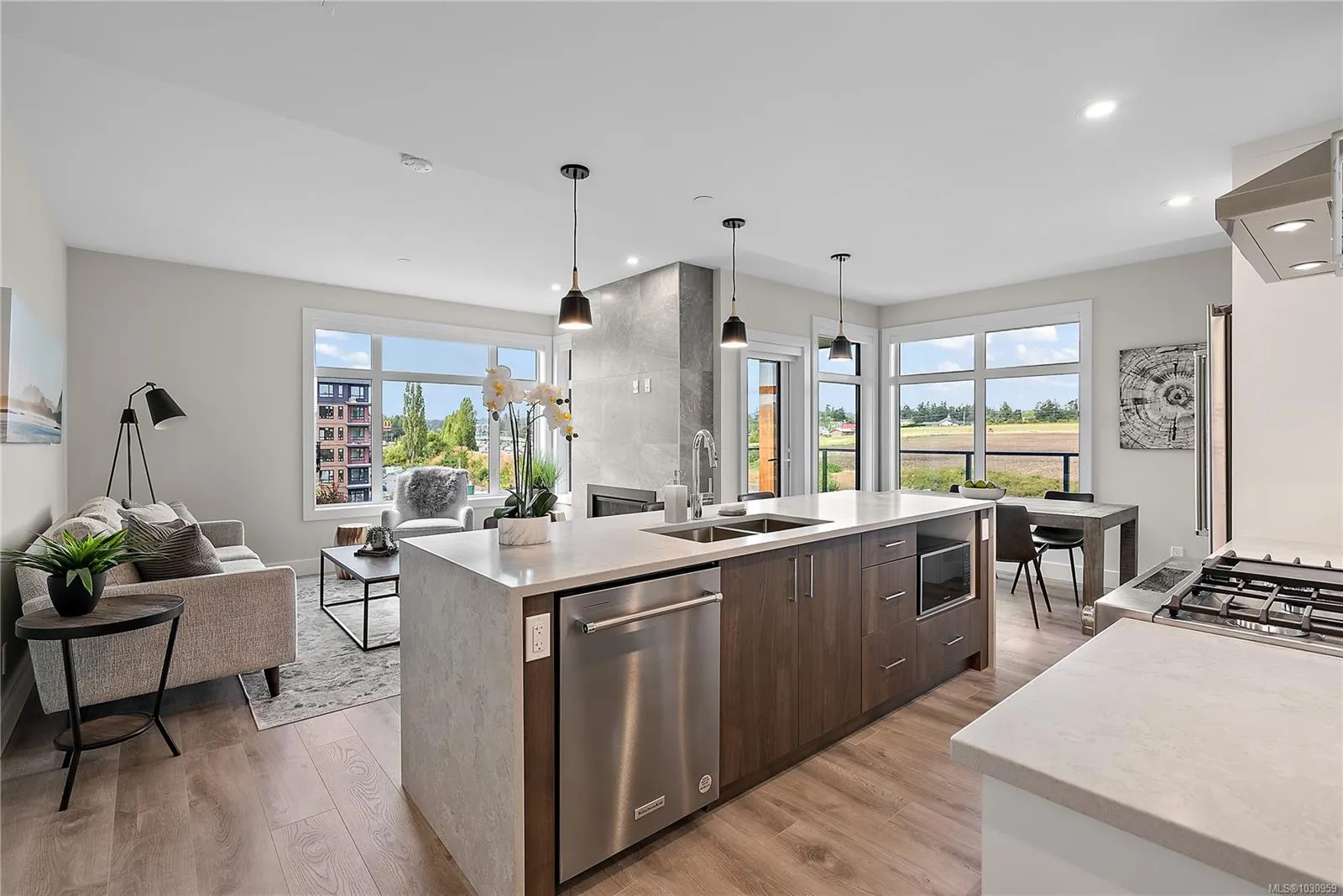 2520 Hackett Cres