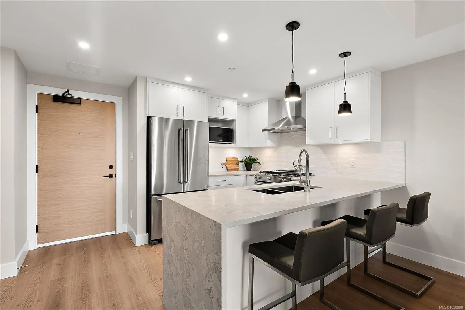 2520 Hackett Cres