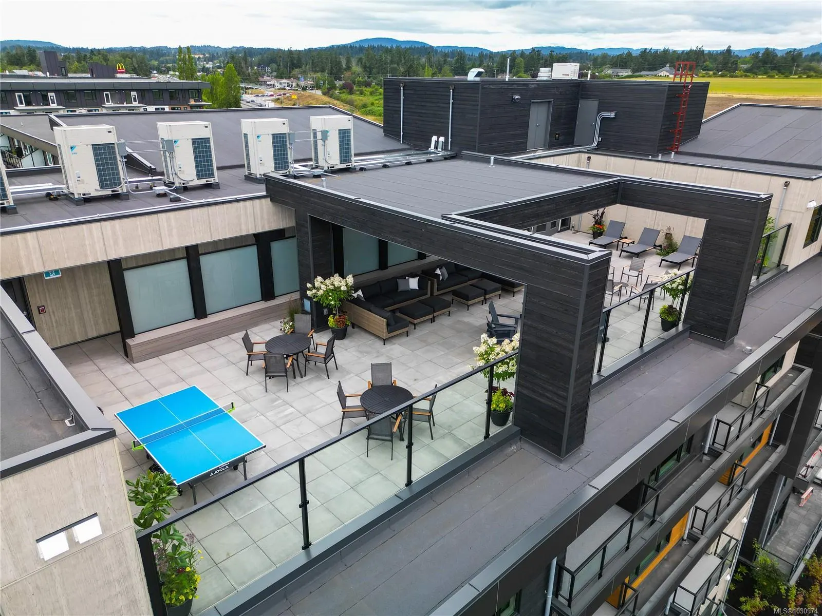 2520 Hackett Cres