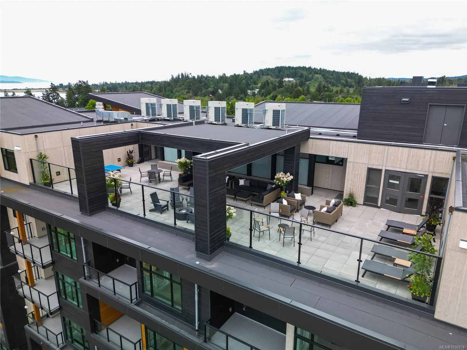 2520 Hackett Cres