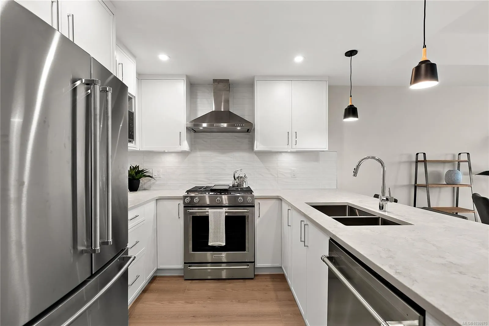 2520 Hackett Cres