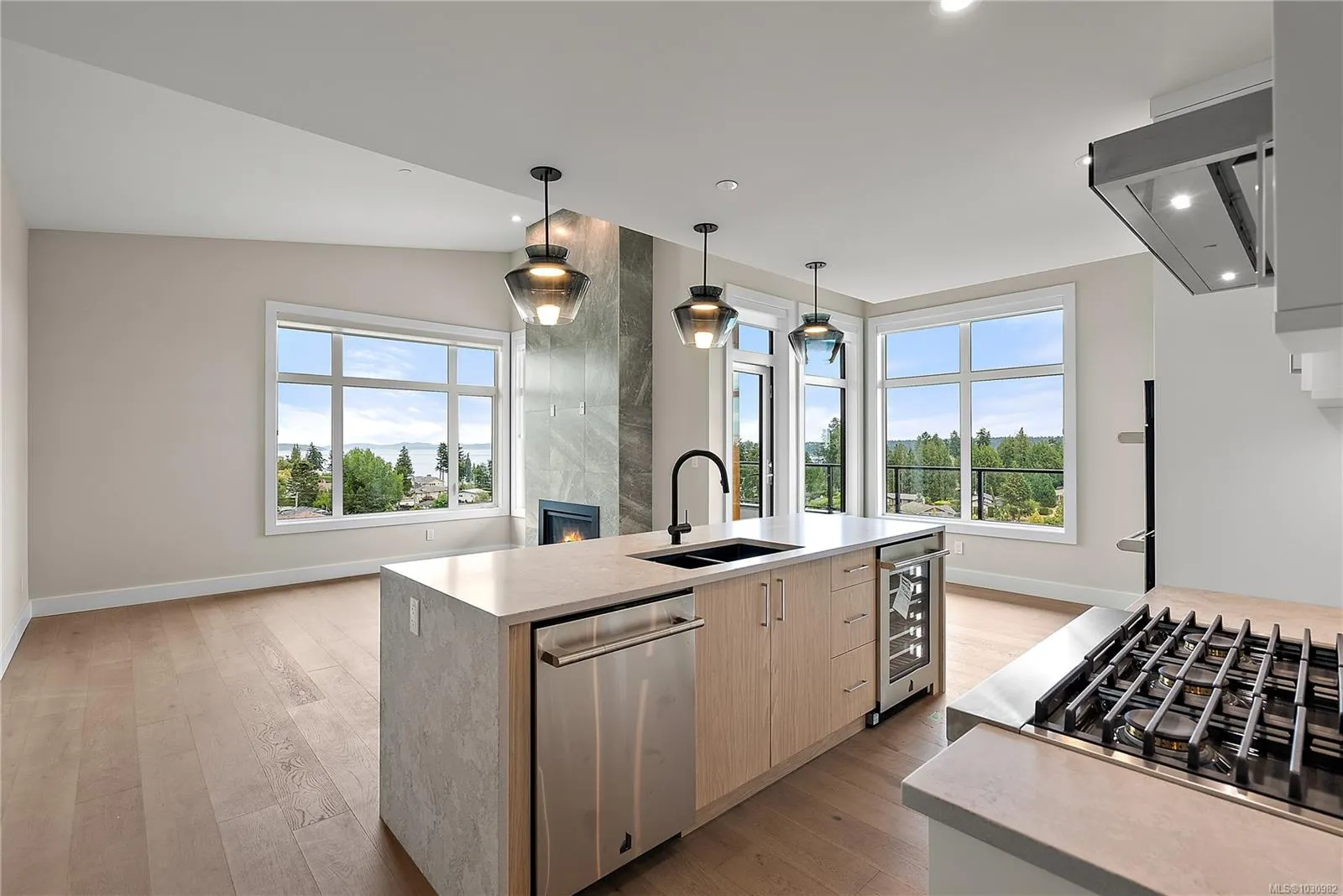 2520 Hackett Cres