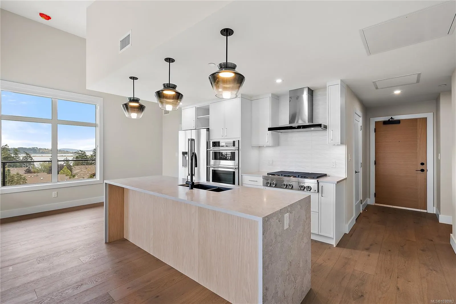 2520 Hackett Cres