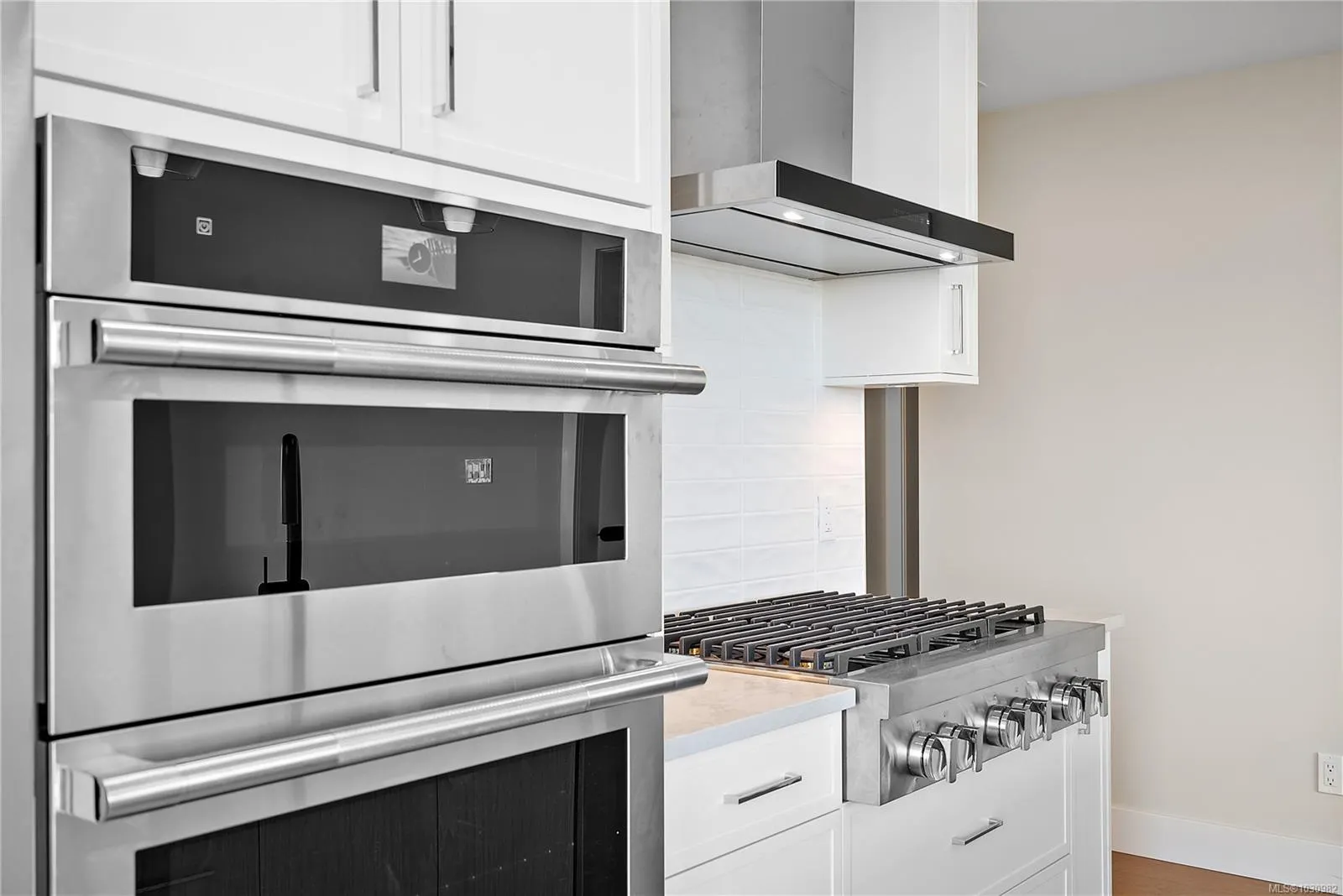 2520 Hackett Cres