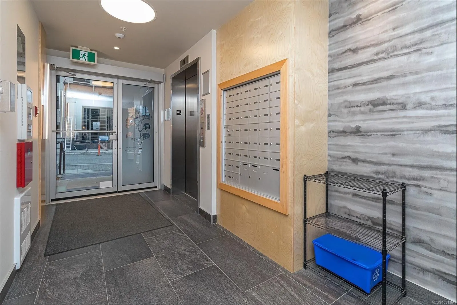 2500 Hackett Cres
