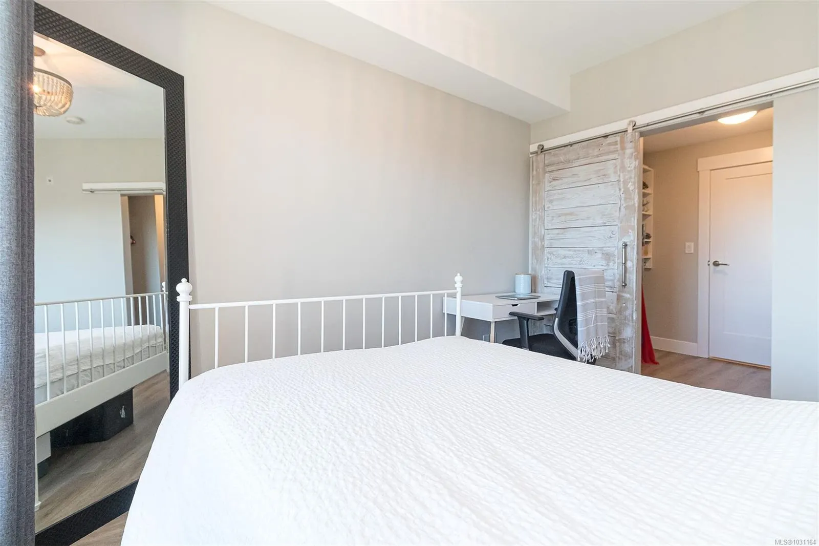 2500 Hackett Cres