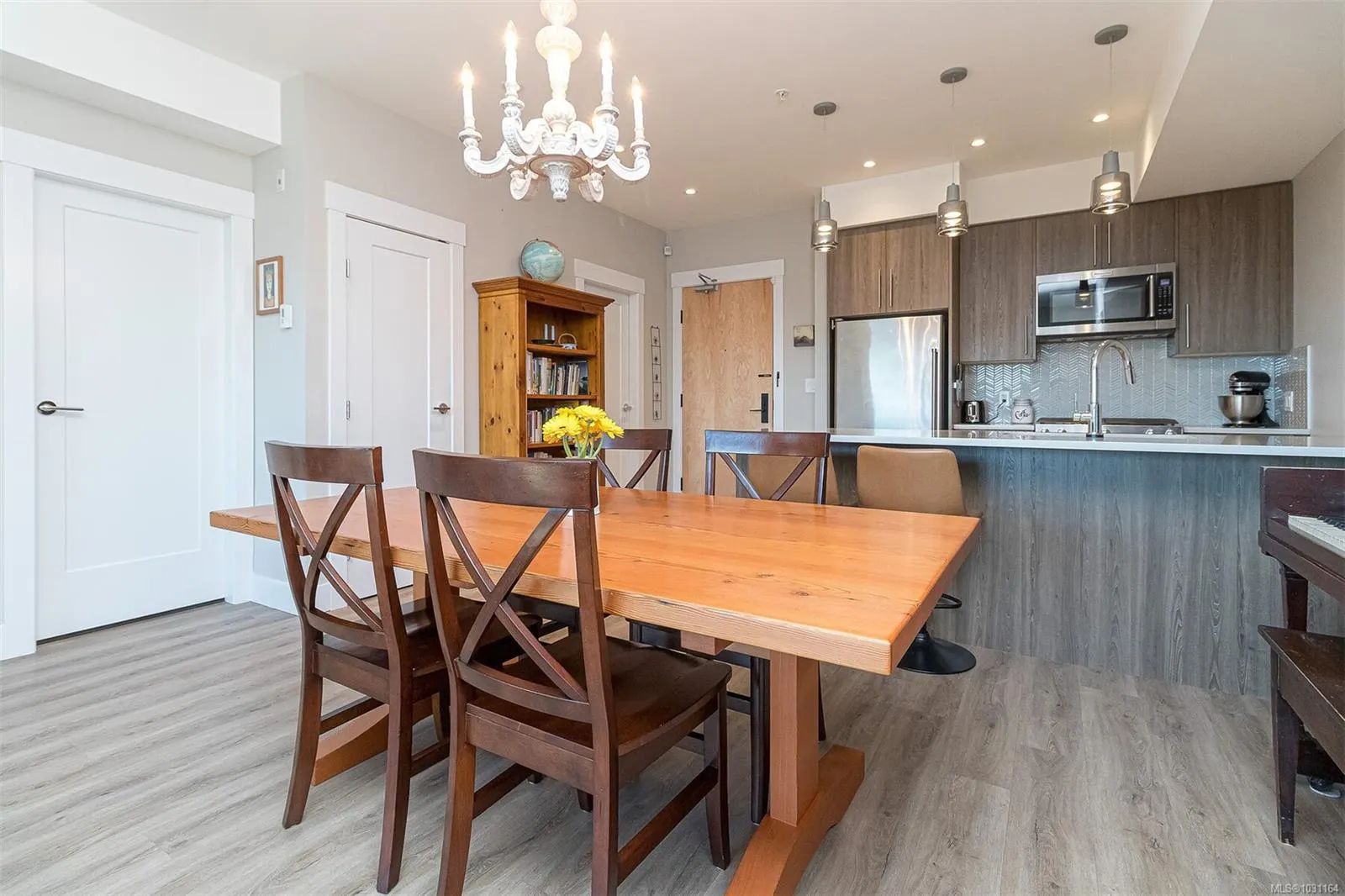 2500 Hackett Cres