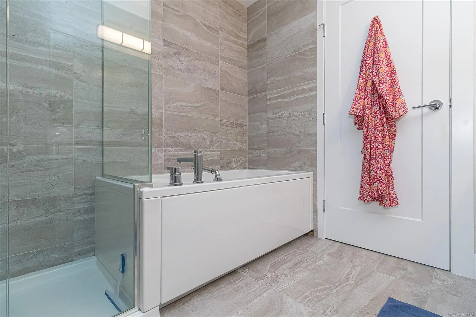 2500 Hackett Cres