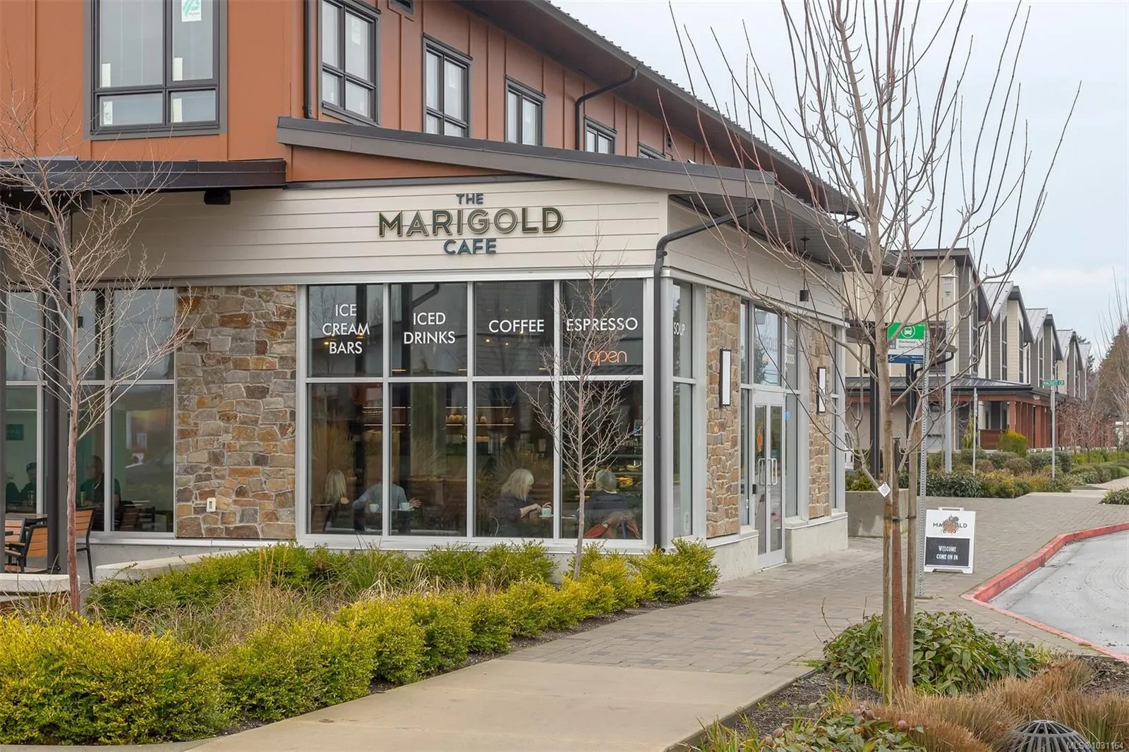 2500 Hackett Cres