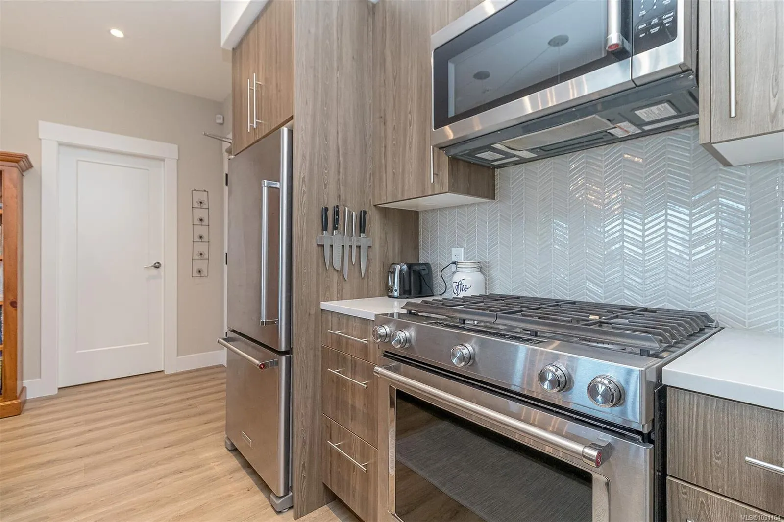 2500 Hackett Cres