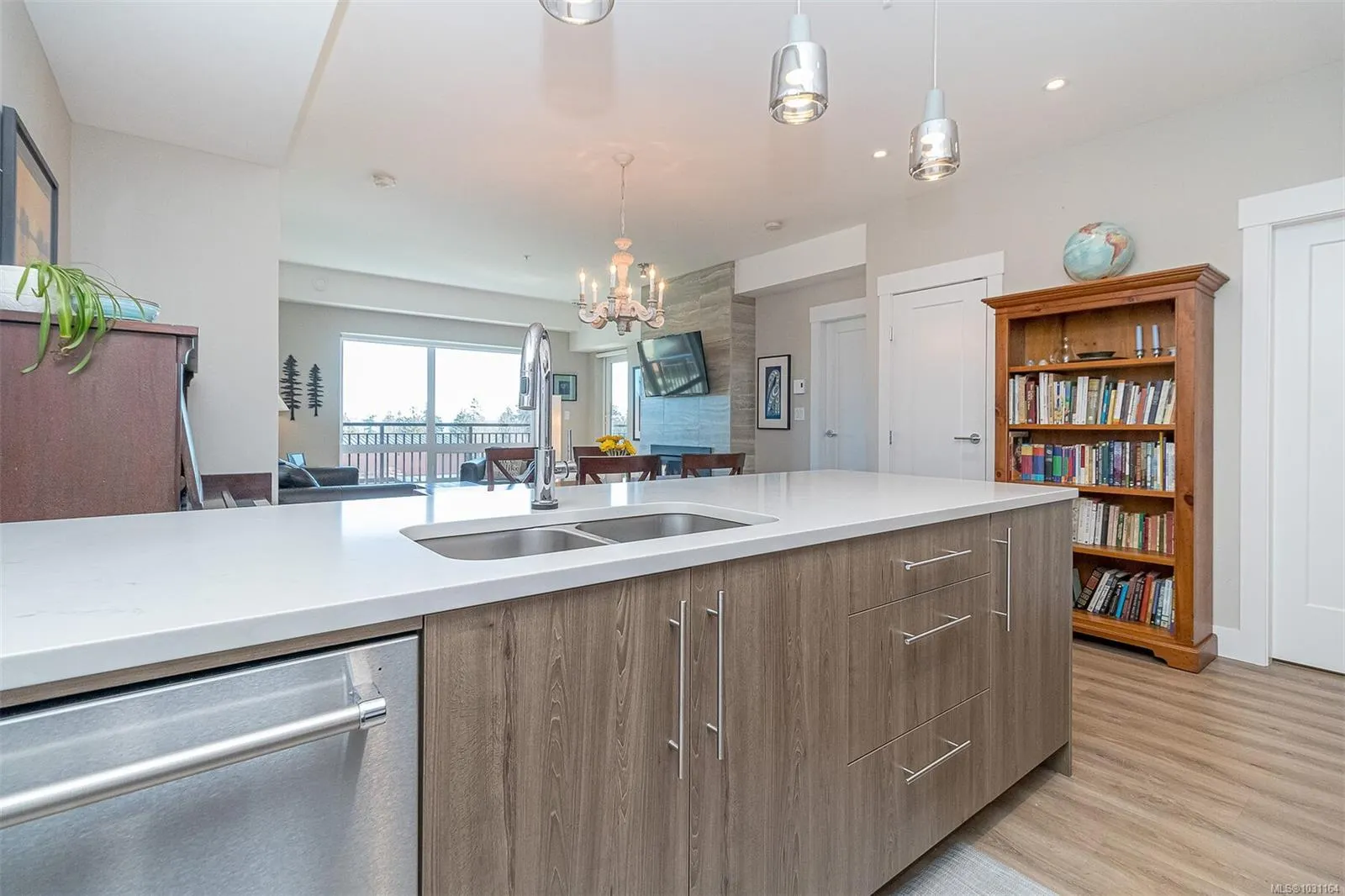 2500 Hackett Cres