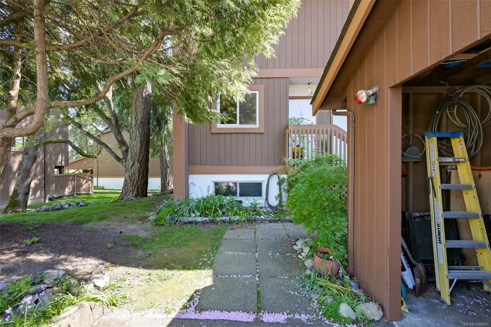 933 Admirals Rd