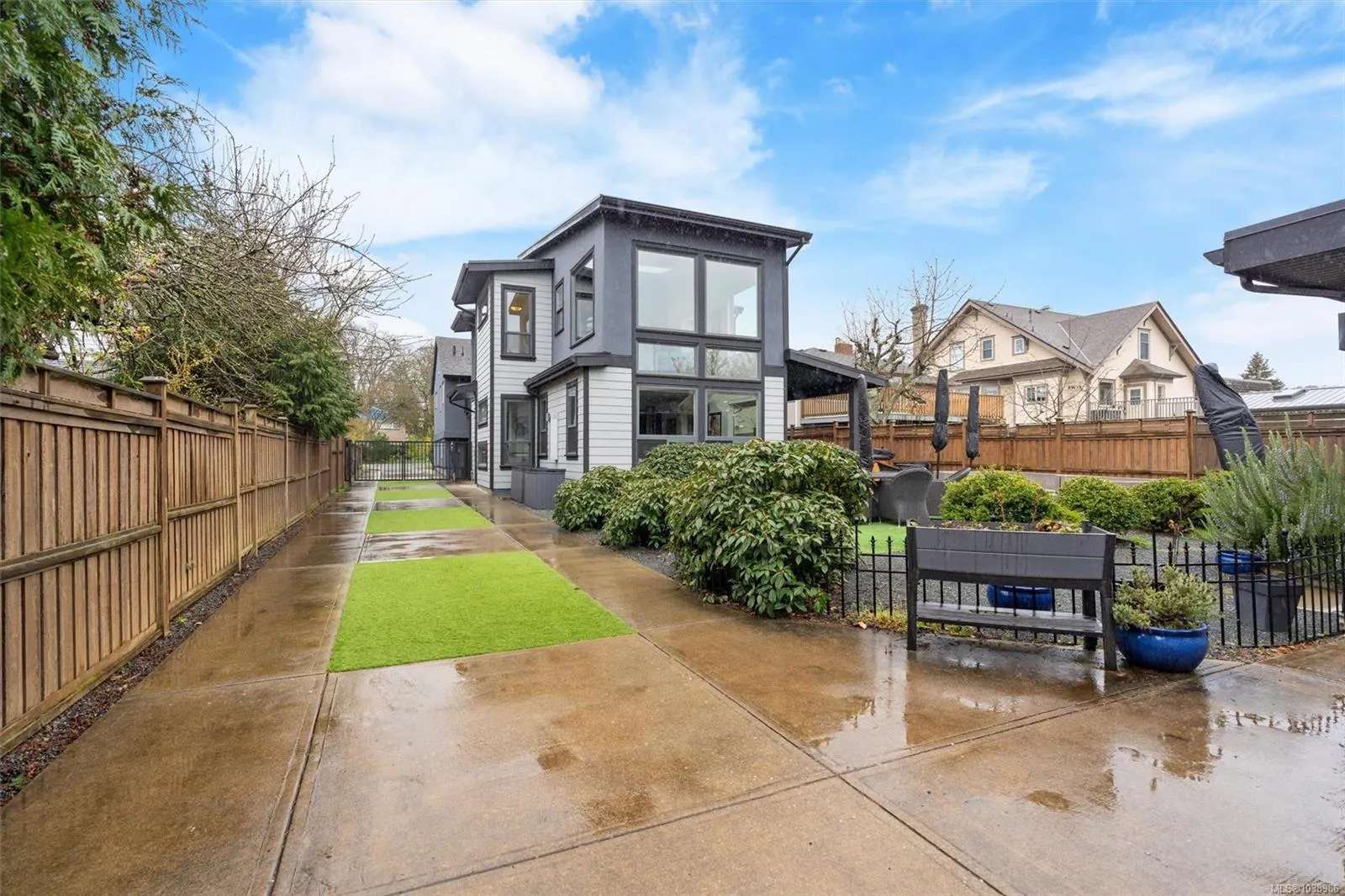 838 Old Esquimalt Rd