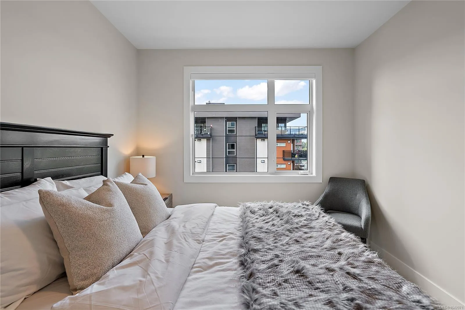 2520 Hackett Cres