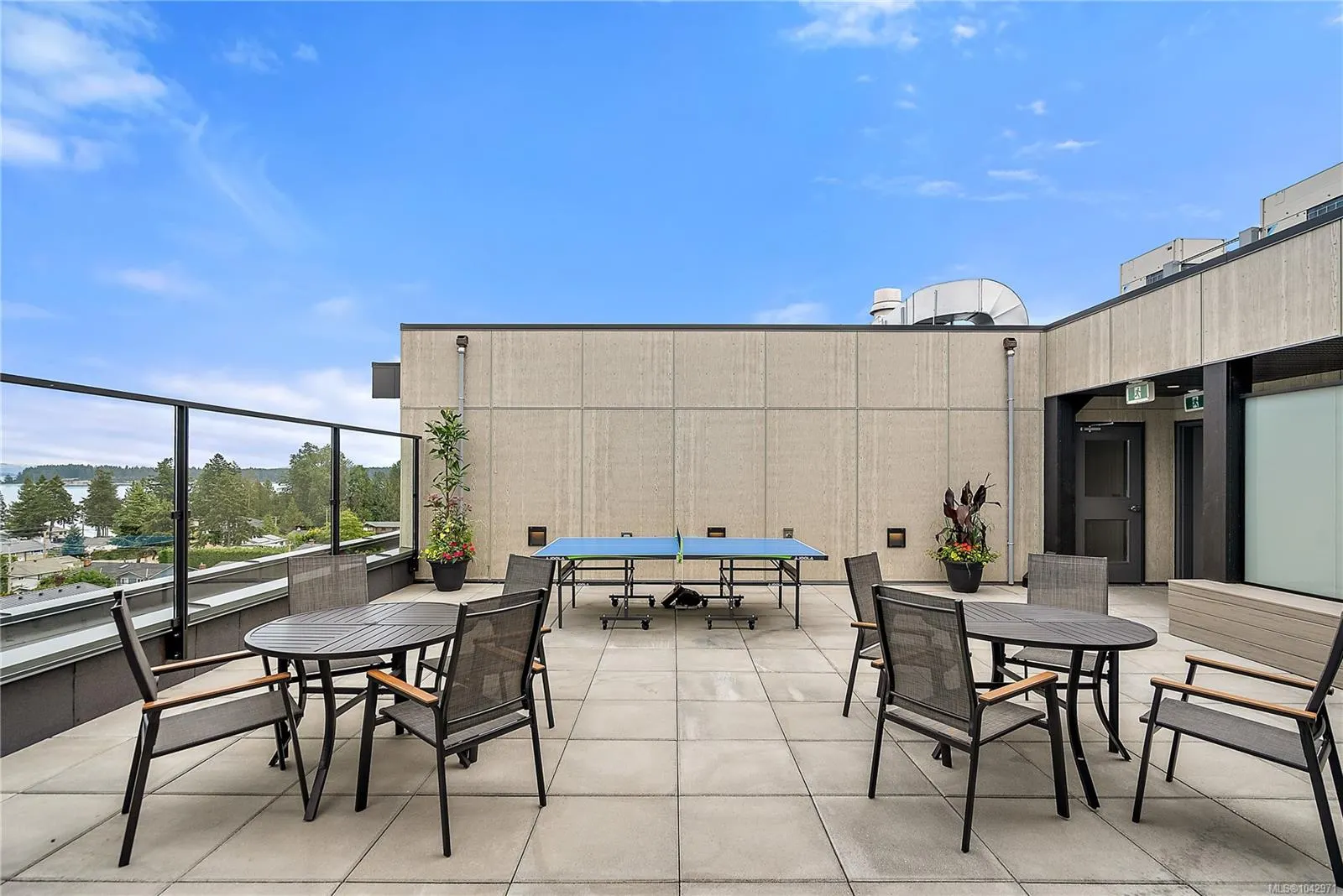 2520 Hackett Cres