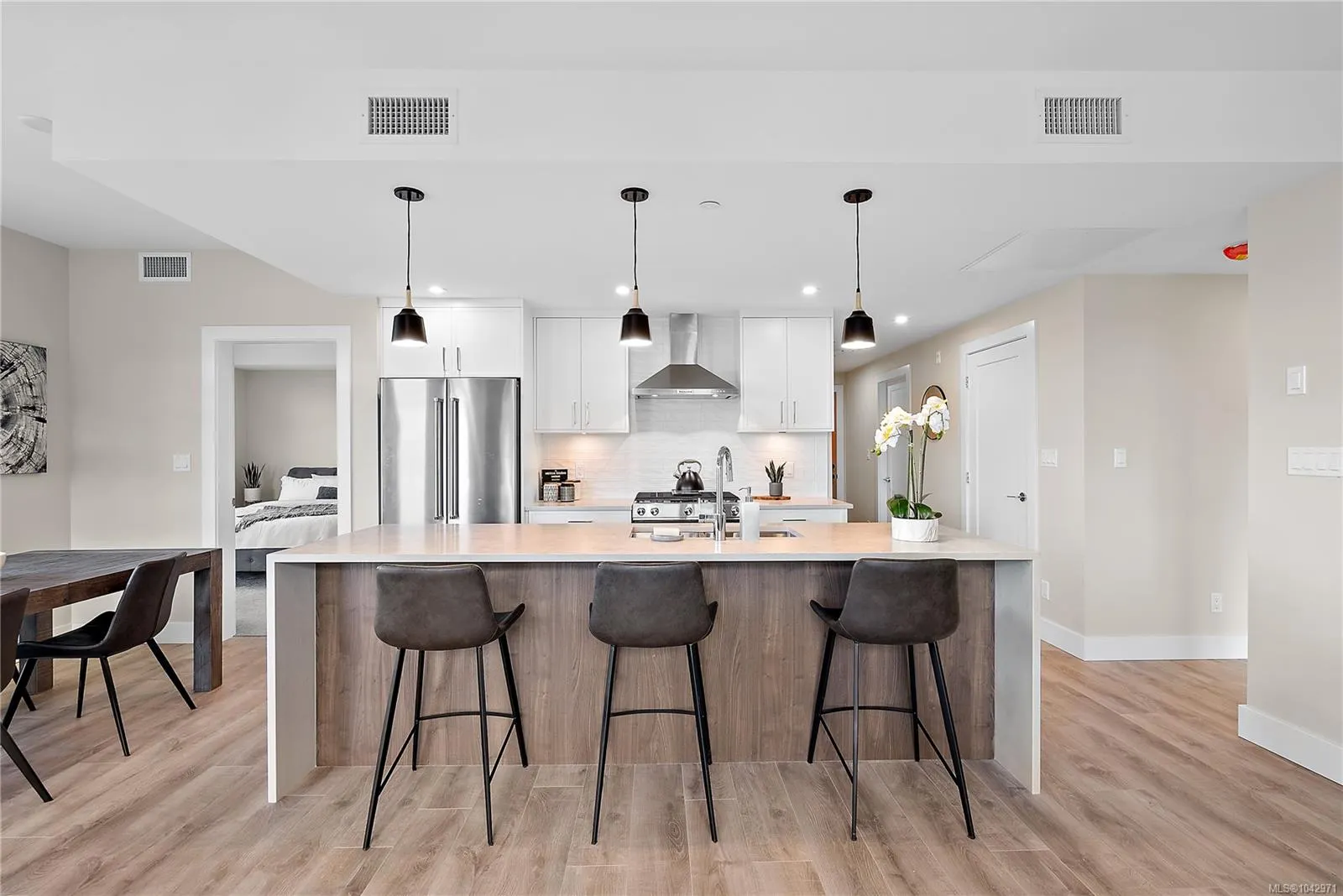 2520 Hackett Cres