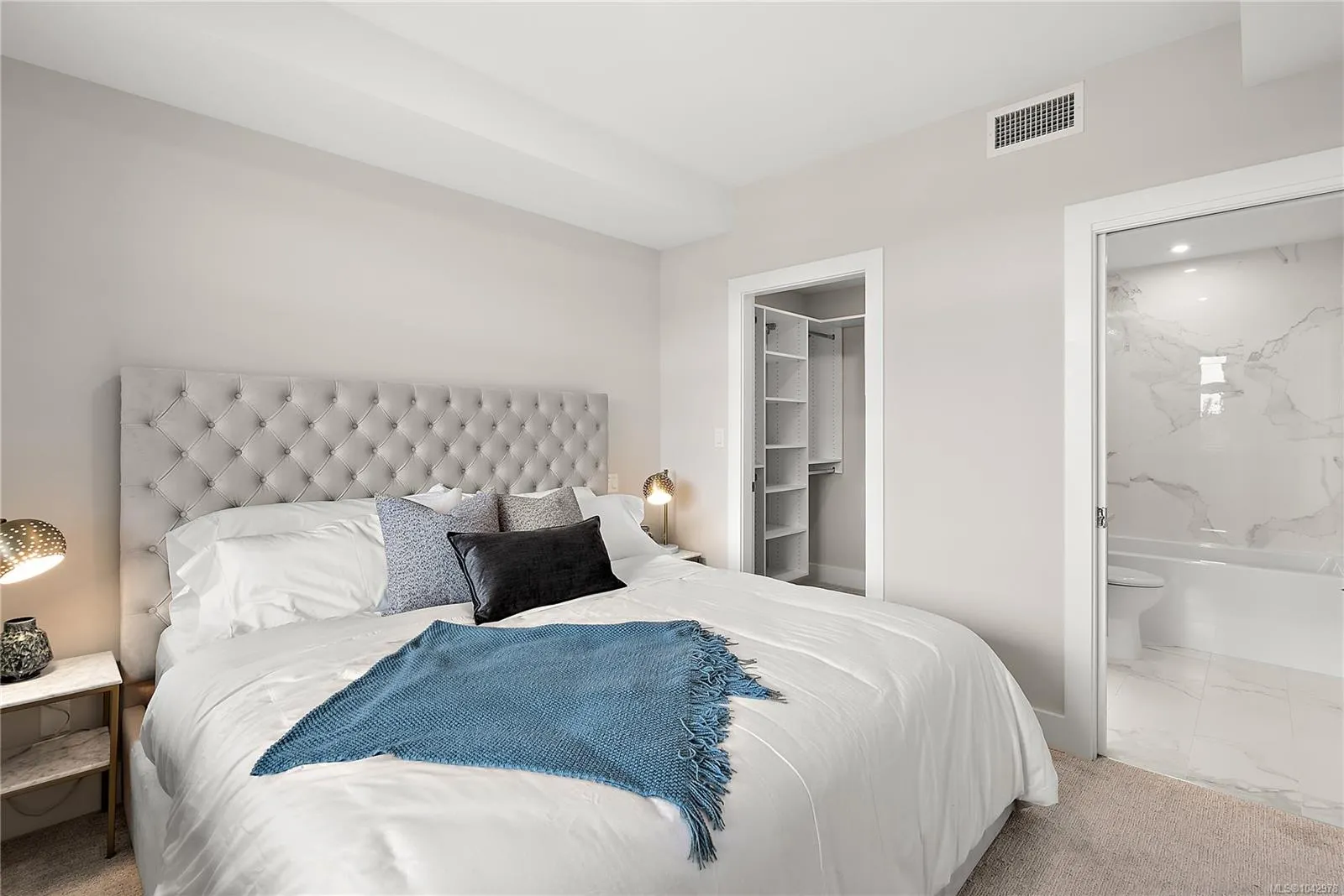 2520 Hackett Cres