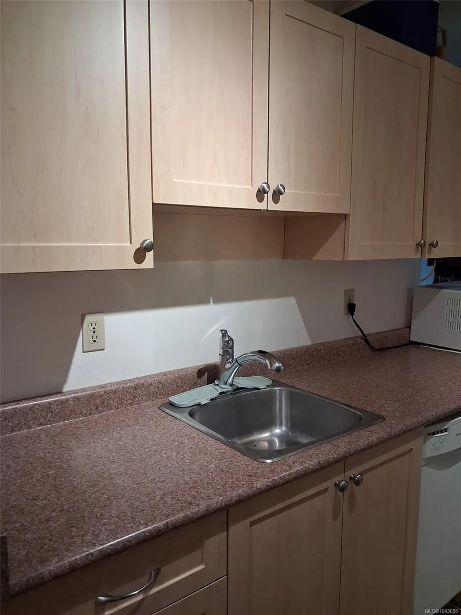 848 Esquimalt Rd