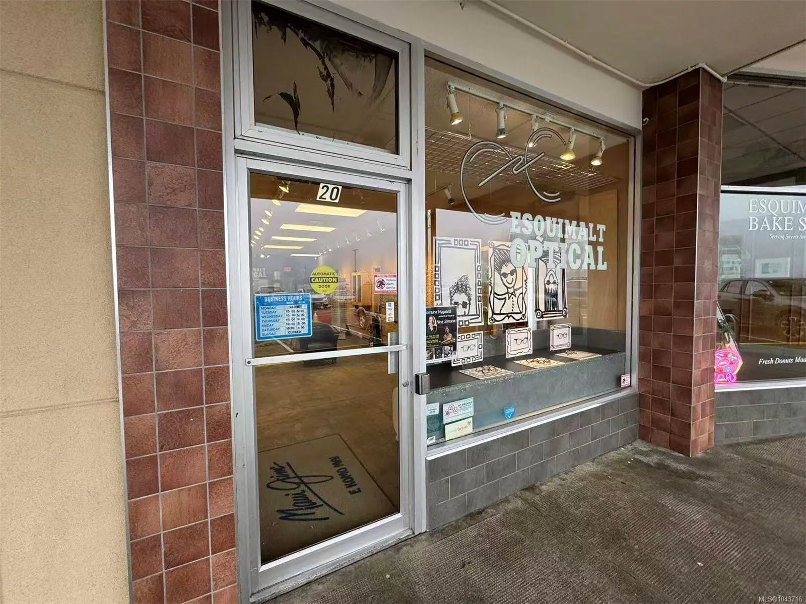 1153 Esquimalt Rd