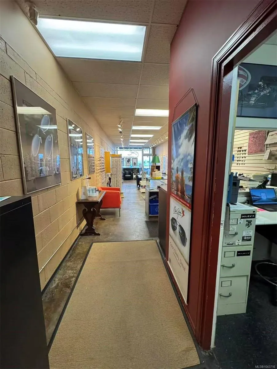 1153 Esquimalt Rd