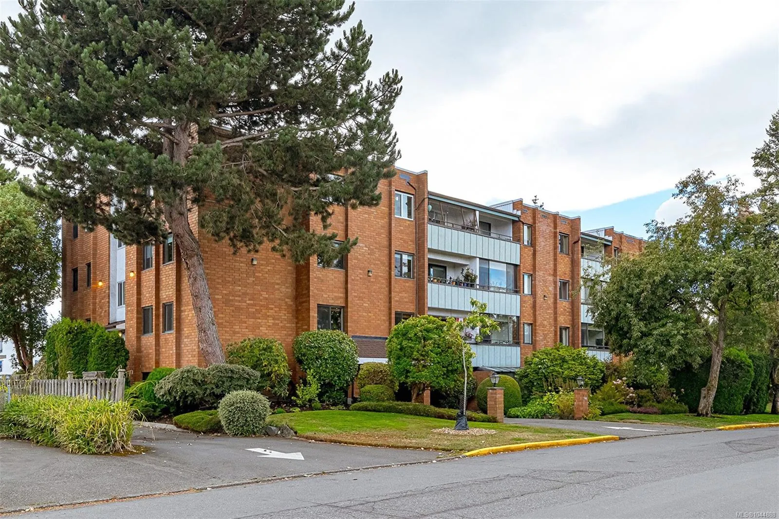 853 Selkirk Ave