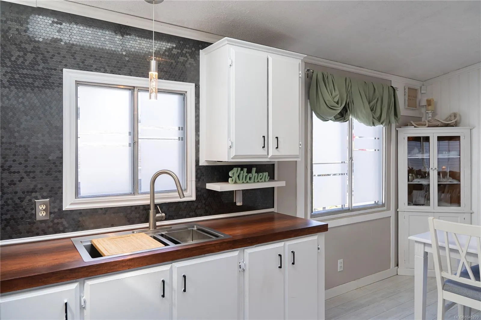 7701 Central Saanich Rd