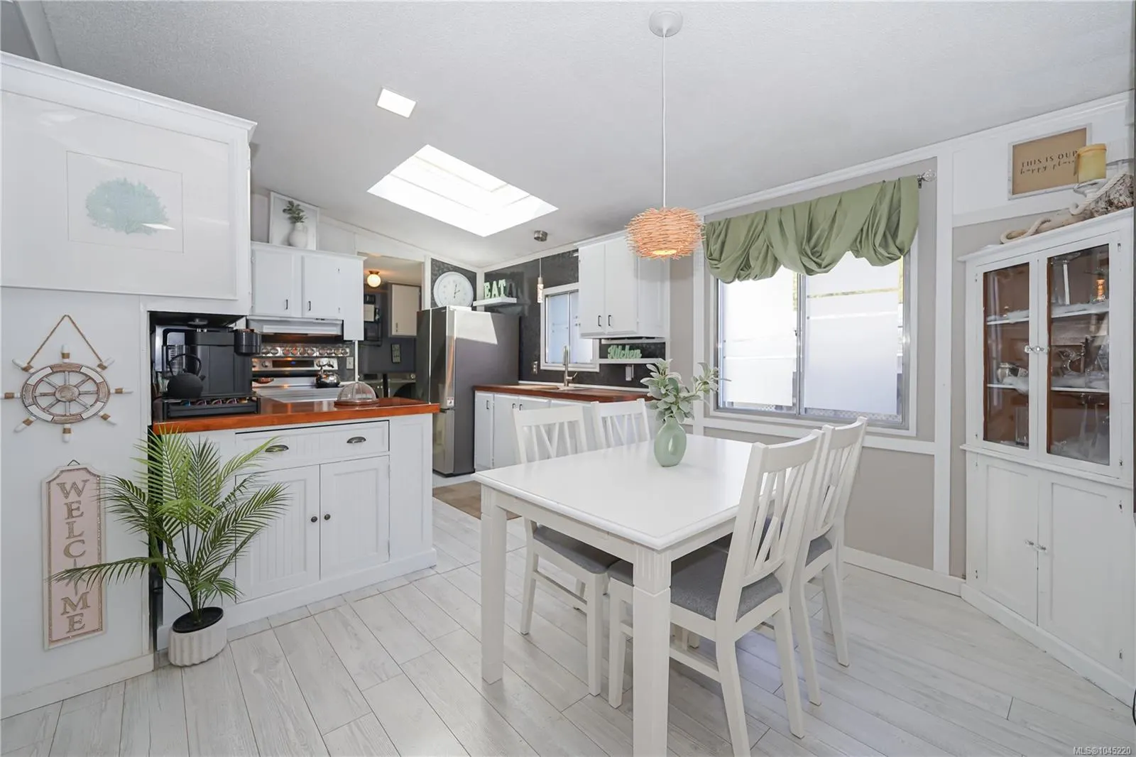 7701 Central Saanich Rd
