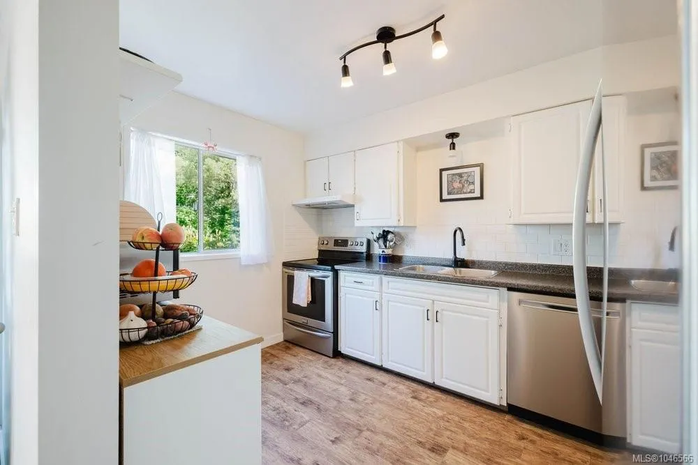 933 Admirals Rd