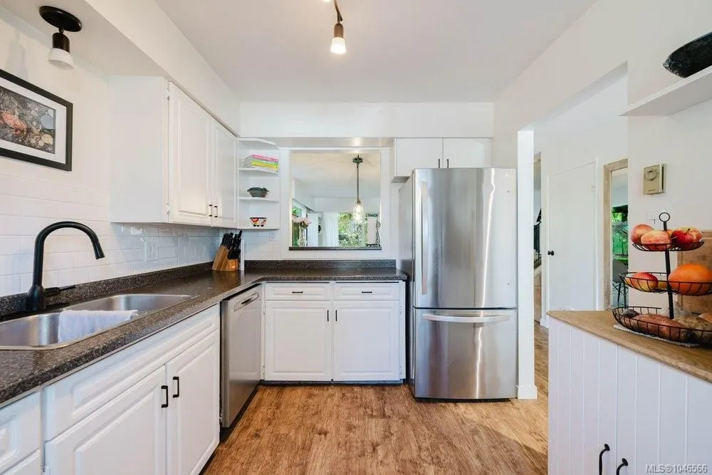 933 Admirals Rd