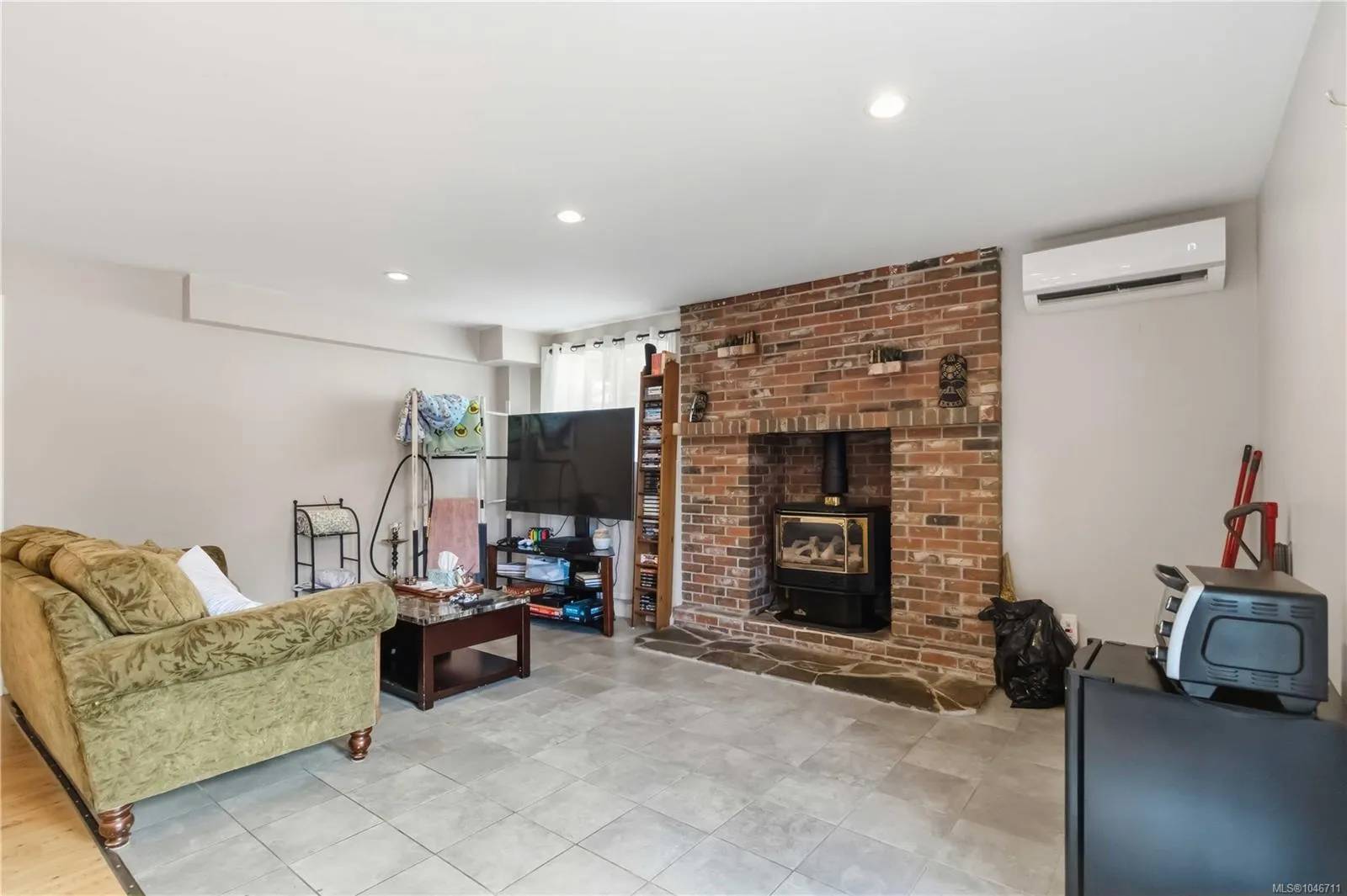 3389 Mary Anne Cres