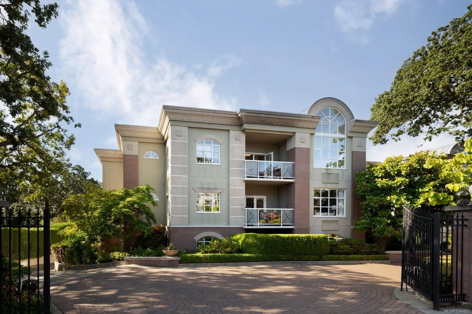 2277 Oak Bay Ave