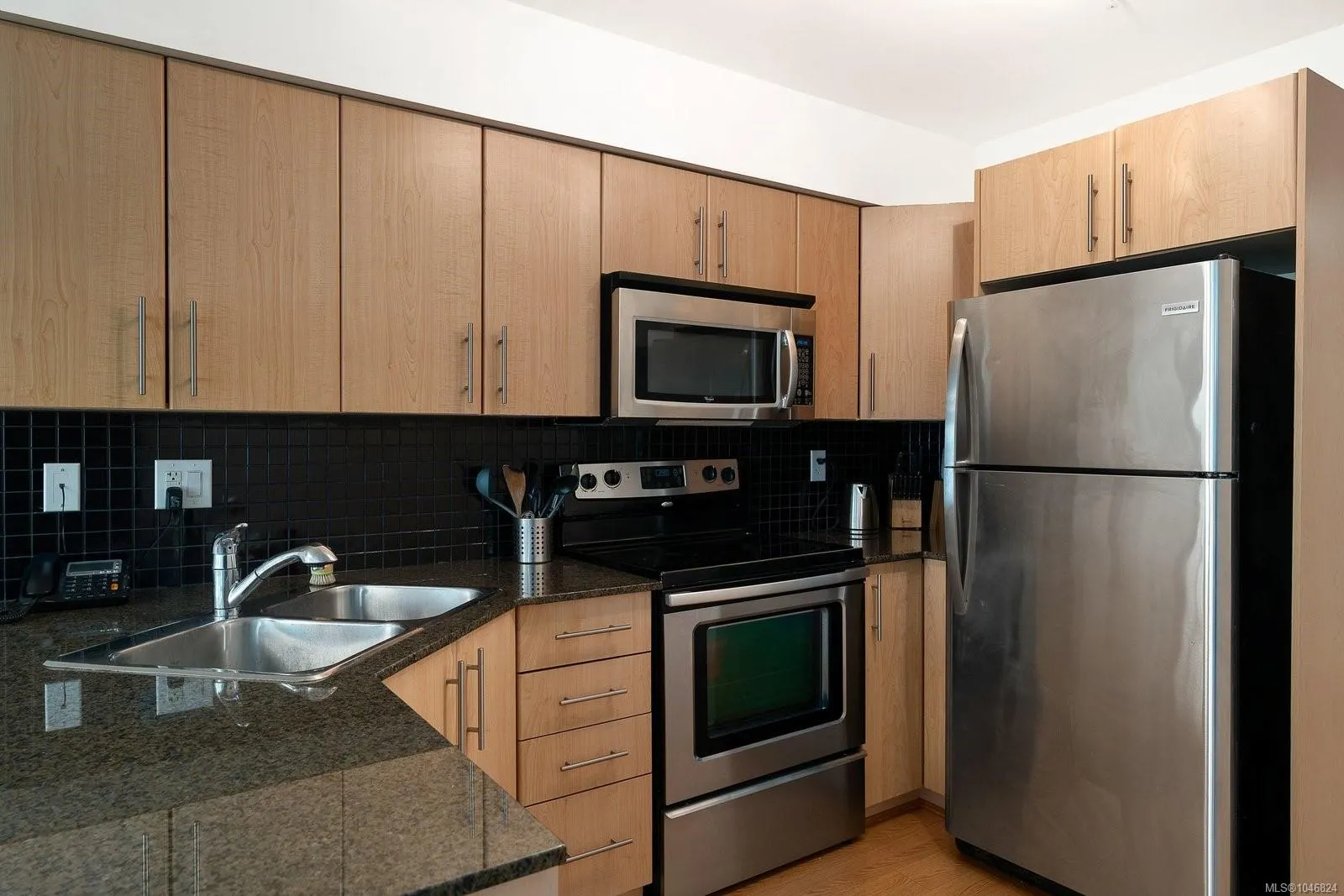 1405 Esquimalt Rd
