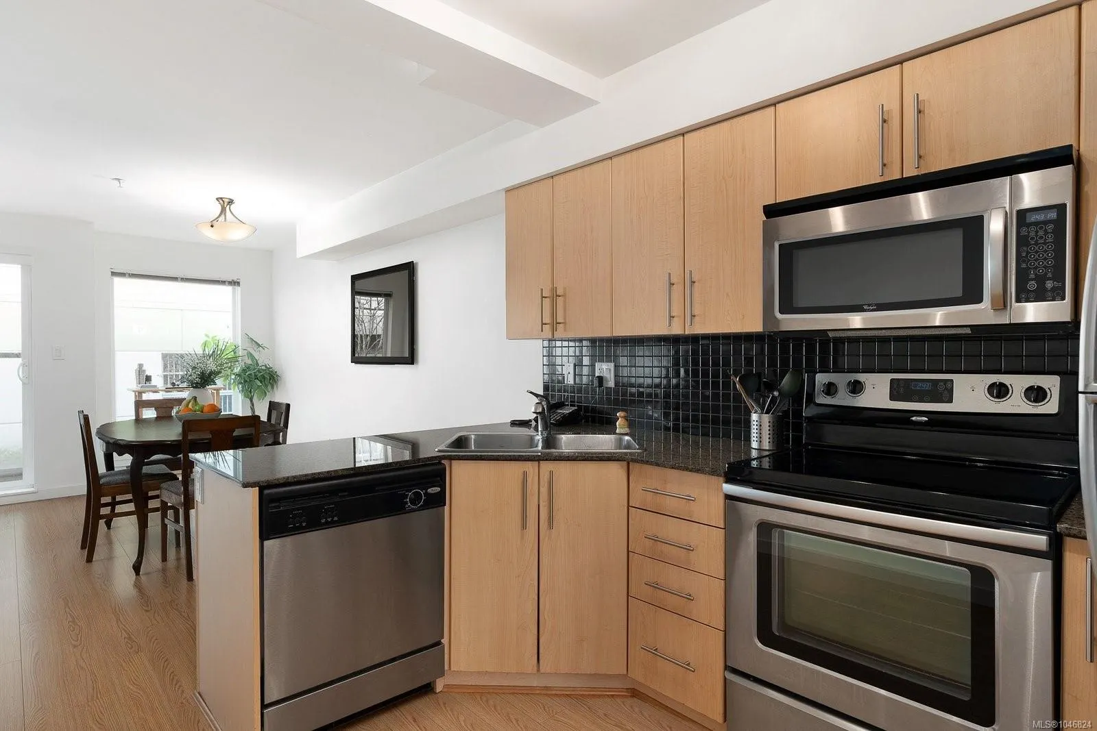1405 Esquimalt Rd